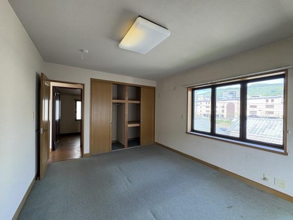 宝栄町戸建ての洋室画像