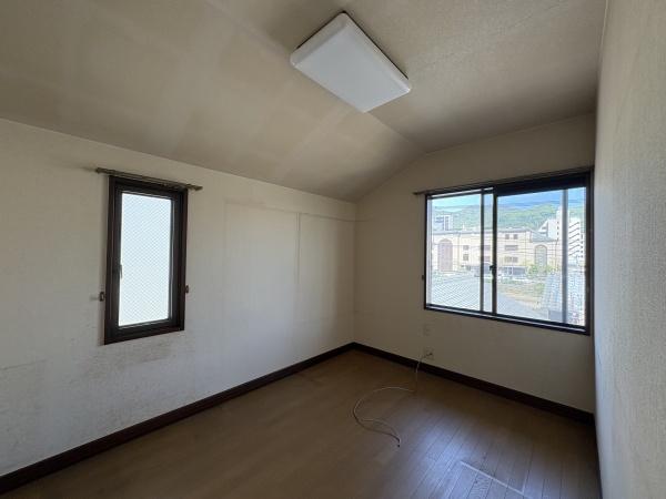 宝栄町戸建ての洋室画像