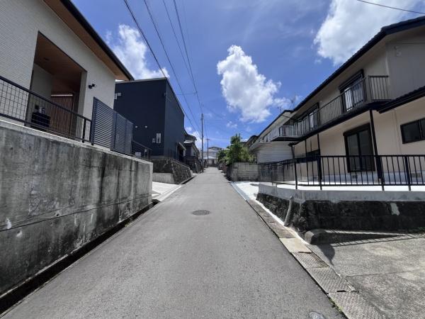 西彼杵郡長与町吉無田郷の中古一戸建の前面道路含む現地写真画像