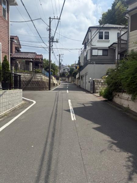 横浜市磯子区森６丁目の前面道路含む現地写真画像