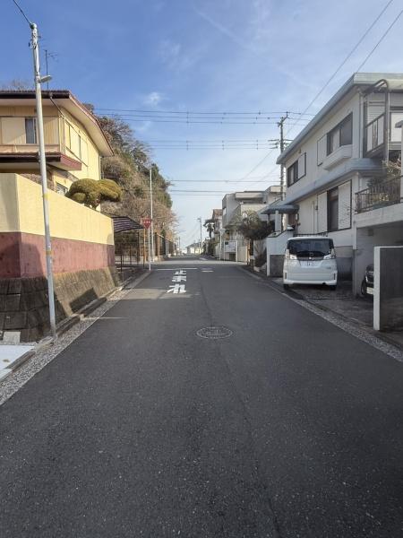 横浜市金沢区高舟台２丁目の新築一戸建の前面道路含む現地写真画像
