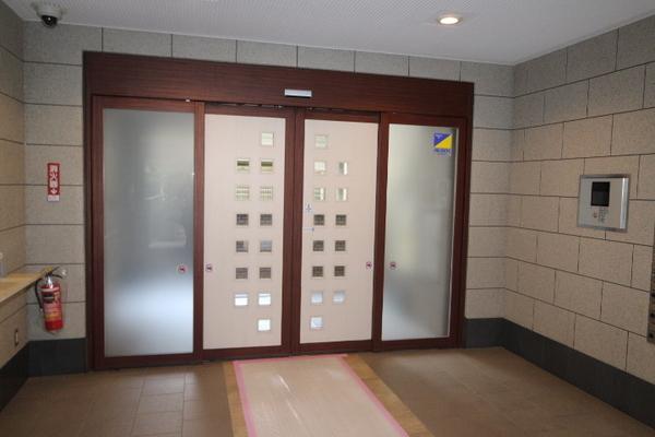 横浜市南区新川町１丁目のマンションのエントランス画像