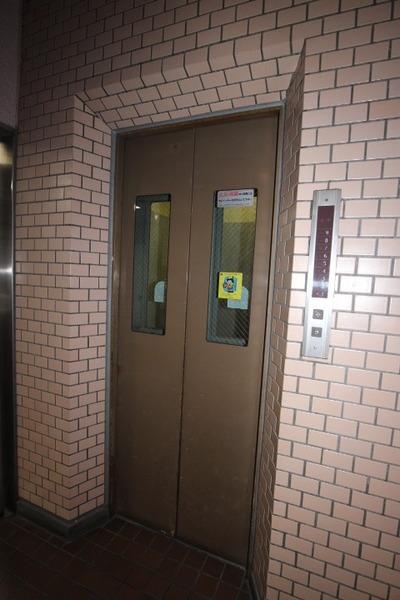 横浜市神奈川区青木町のマンションのエントランス画像
