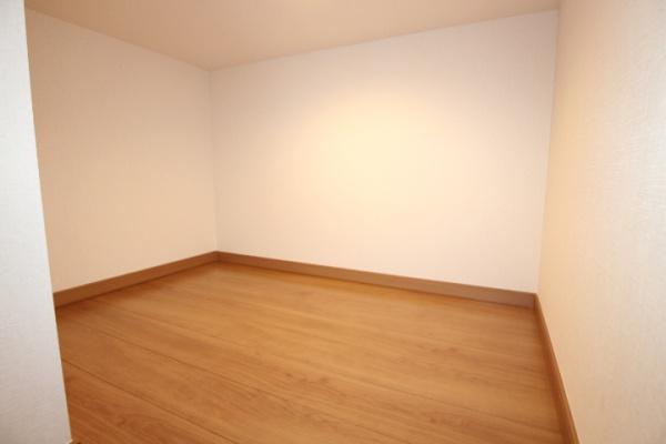 ＮＩＳ鶴見アパートメントの洋室画像