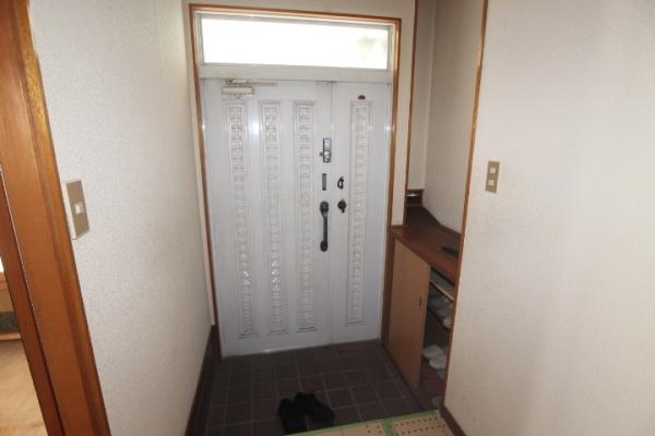 新川町１丁目貸家の玄関画像