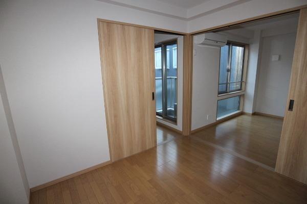 横浜市南区二葉町2丁目のマンションのリビング画像