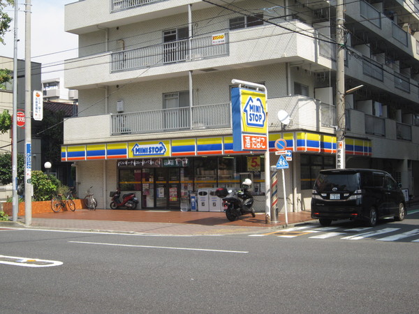 横浜市南区日枝町2丁目のマンションのコンビニ画像