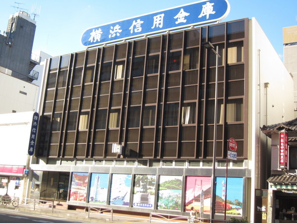 横浜市南区日枝町2丁目のマンションの銀行画像