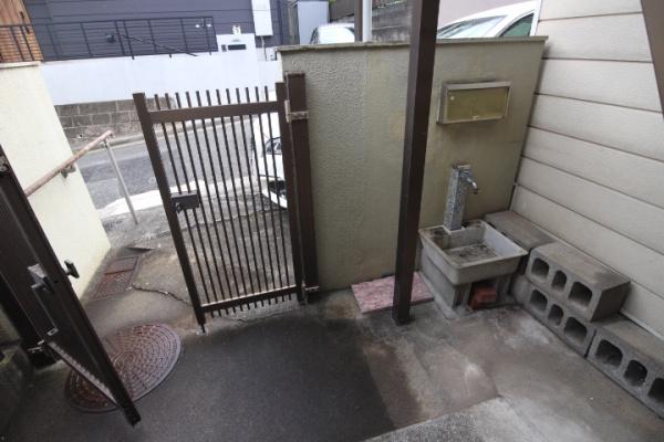 横浜市南区六ツ川２丁目の中古一戸建の玄関画像