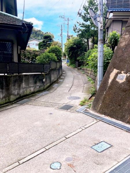 神奈川県横須賀市三春町の前面道路含む現地写真画像