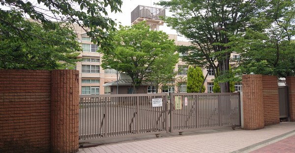 ホームタウン松木17号棟3階の中学校画像