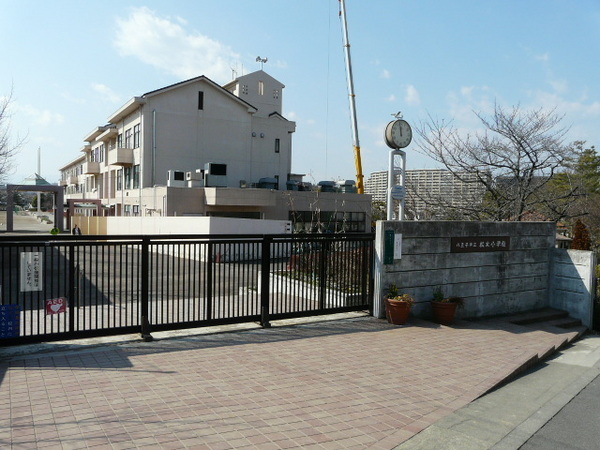ハイホーム南大沢 最上階の小学校画像