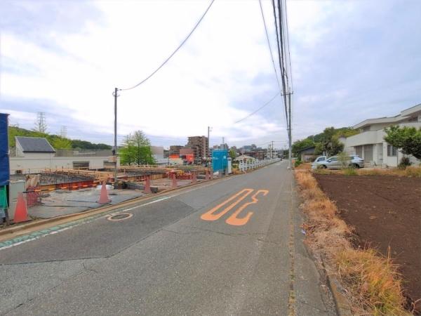 多摩市乞田全３棟・２号棟の前面道路含む現地写真画像