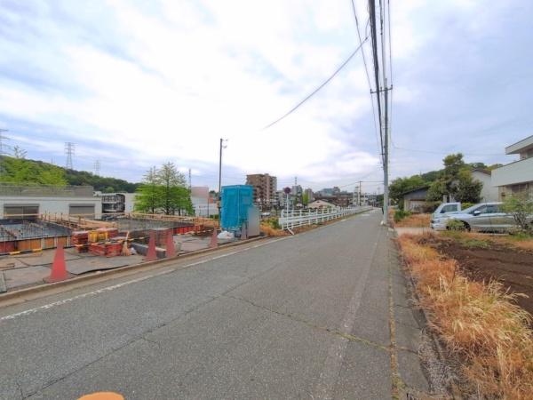 多摩市乞田全３棟・３号棟の前面道路含む現地写真画像