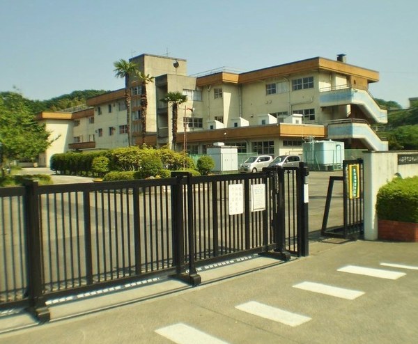 八王子市北野台2丁目2期の小学校画像