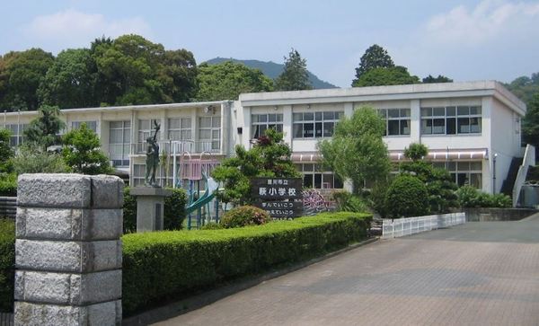 豊川市萩町岩田の小学校画像