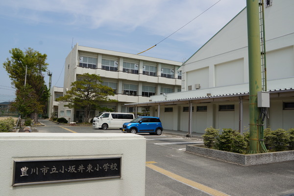 豊川市篠束町郷中の小学校画像