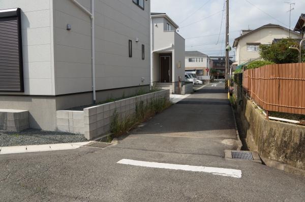 豊橋市牛川町58期　2号棟の前面道路含む現地写真画像