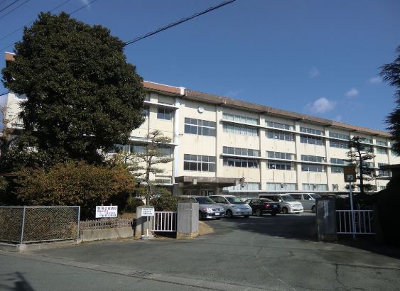 豊川市美幸町1丁目の小学校画像