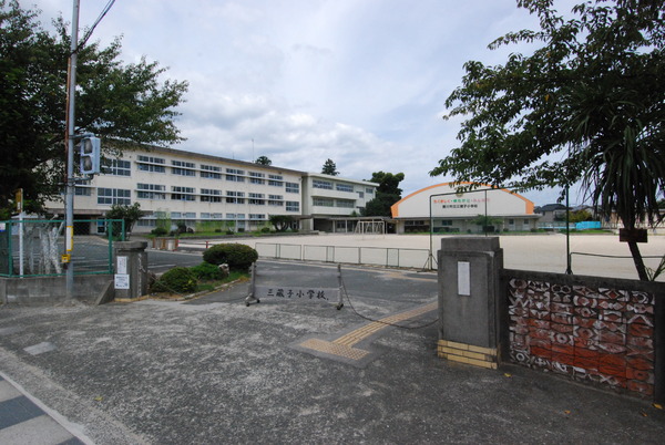 豊川市三蔵子町野河藪の小学校画像