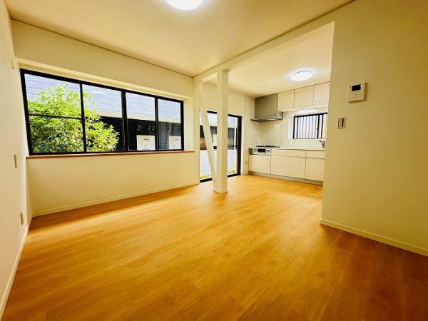 豊川市三蔵子町野河藪のリビング画像