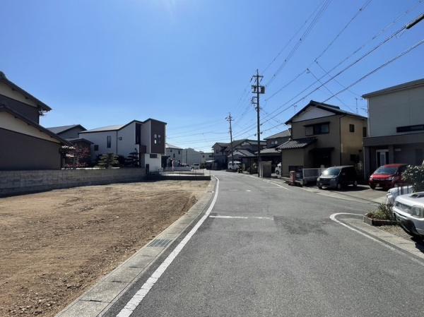 豊川市伊奈町慶応2期　2号棟の前面道路含む現地写真画像
