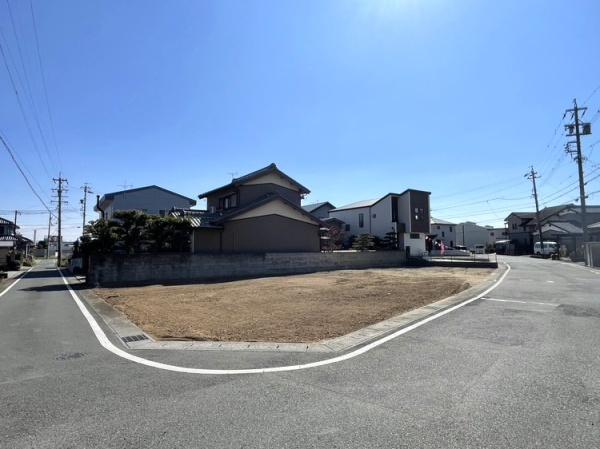 豊川市伊奈町慶応2期　2号棟の前面道路含む現地写真画像