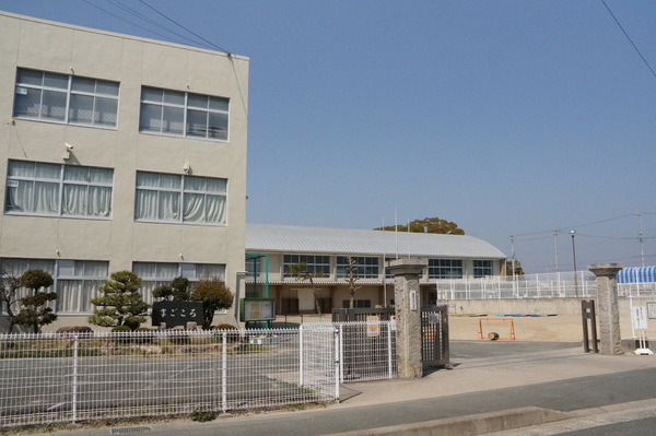豊橋市牛川薬師町58期　2号棟の小学校画像