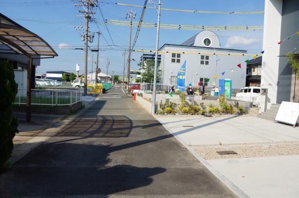 豊橋市下地町23-1期　2号棟の前面道路含む現地写真画像