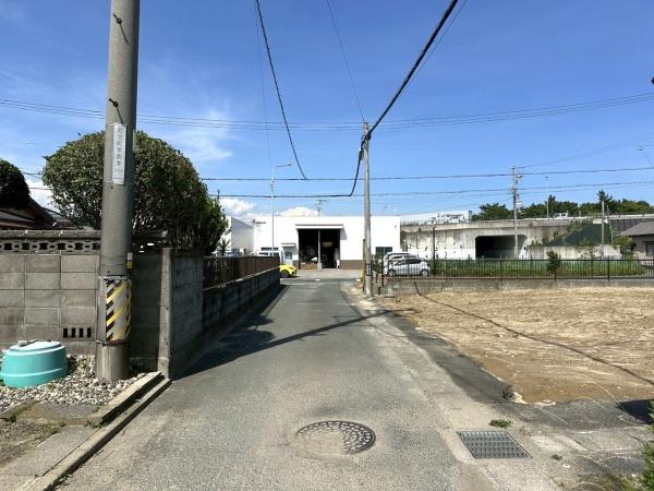 豊橋市前芝町西青　全1棟の前面道路含む現地写真画像