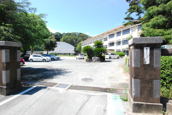 豊川市国府町豊成58期　3号棟の小学校画像