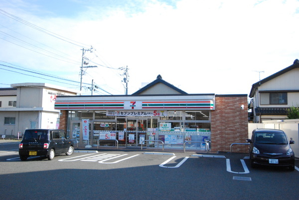 豊川市国府町豊成58期　2号棟のコンビニ画像