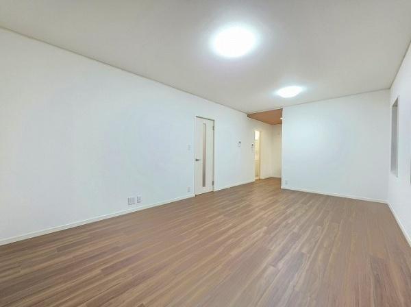 豊橋市大岩町字前荒田のリビング画像