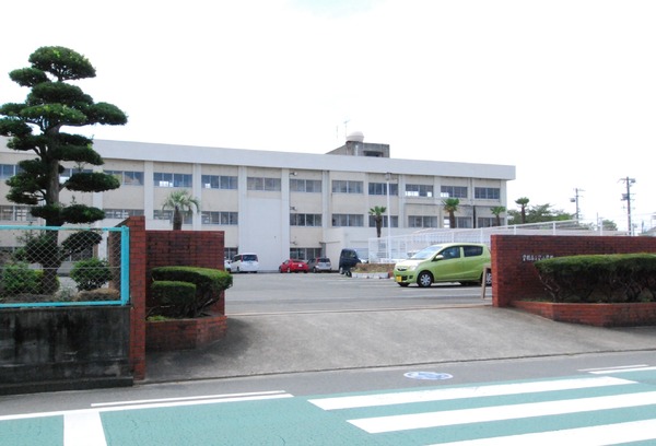 豊橋市春日町２丁目の小学校画像