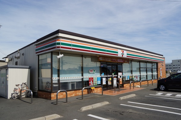 豊橋市西高師町59期　1号棟のコンビニ画像