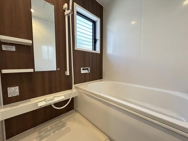 豊川市赤坂町東山のバス画像