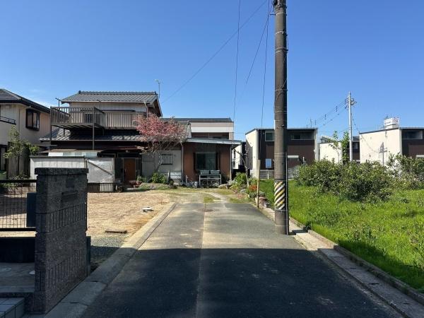豊橋市新栄町南小向　全1棟の前面道路含む現地写真画像