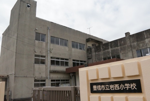 豊橋市東幸町字東明の小学校画像
