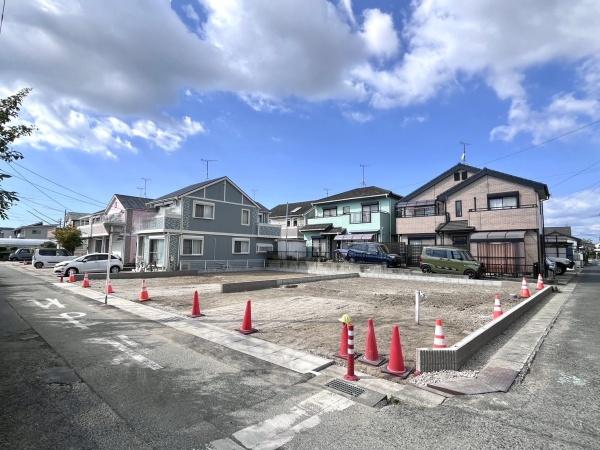 豊橋市新栄町東小向　2号棟の前面道路含む現地写真画像