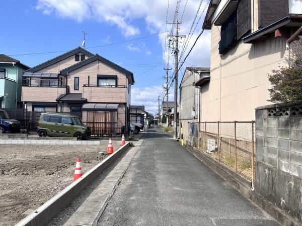 豊橋市新栄町東小向　2号棟の前面道路含む現地写真画像