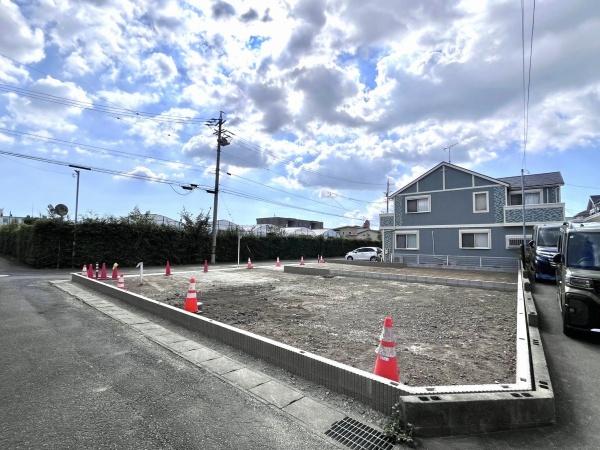 豊橋市新栄町東小向　2号棟の前面道路含む現地写真画像