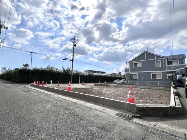 豊橋市新栄町東小向　2号棟の前面道路含む現地写真画像