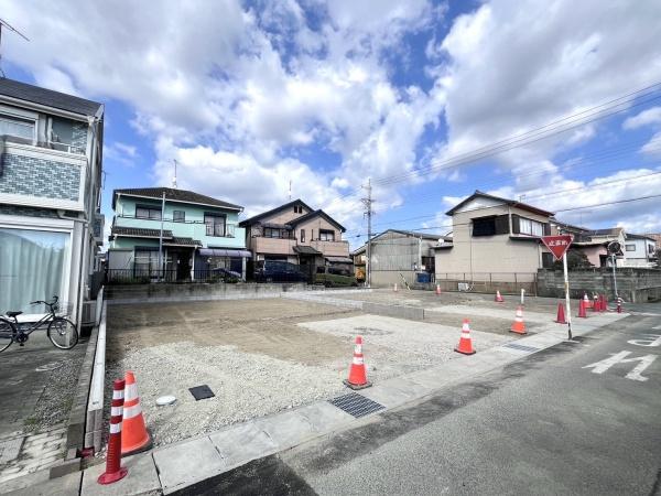 豊橋市新栄町東小向 1号棟の前面道路含む現地写真画像