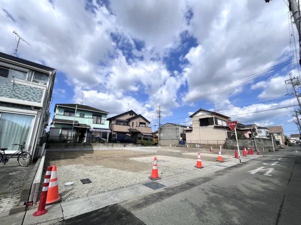 豊橋市新栄町東小向 1号棟の前面道路含む現地写真画像