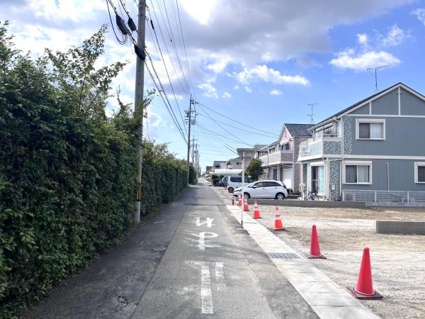 豊橋市新栄町東小向 1号棟の前面道路含む現地写真画像