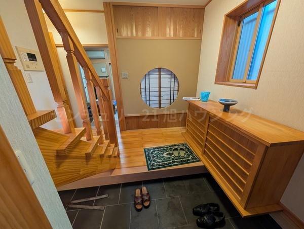 菊野台3丁目売り戸建の玄関画像