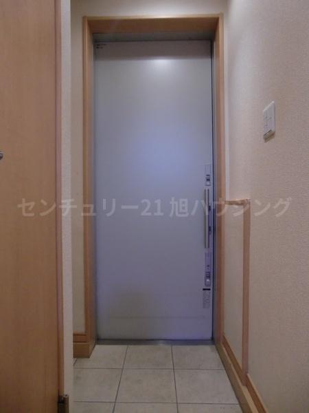 国領３丁目貸家の玄関画像