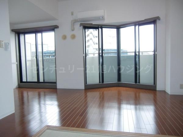 調布市国領町1丁目のマンションのリビング画像