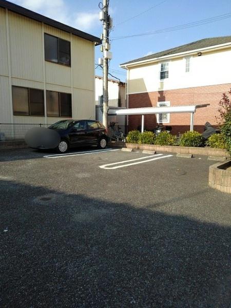 エレガンシアの駐車場画像