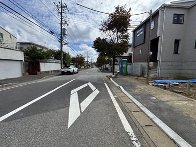 常盤平西窪町　こだわりの新築戸建　～全2棟～の前面道路含む現地写真画像